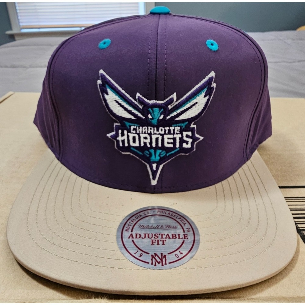 Mitchell & Ness® Charlotte Hornets NBA Two-Tone Butter Nylon™ Snapback Cap